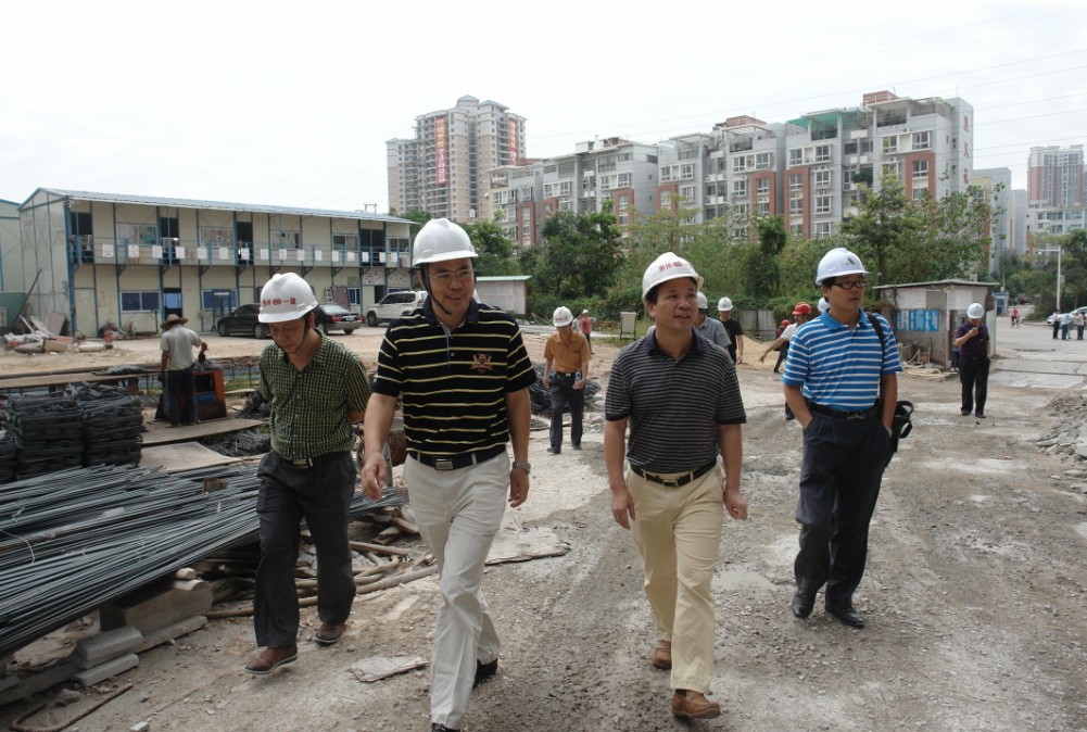 2013年10月18日陳總參加質(zhì)安部與建設(shè)單位負責(zé)人檢查工地安全工作